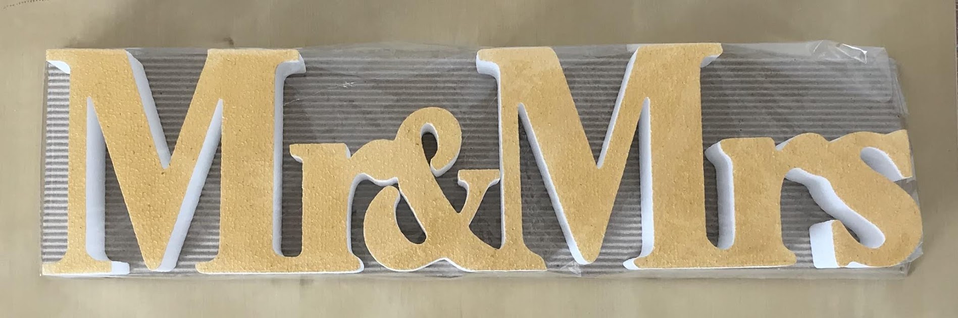 MR & MRS napis iz stiroporja za dekoracijo.