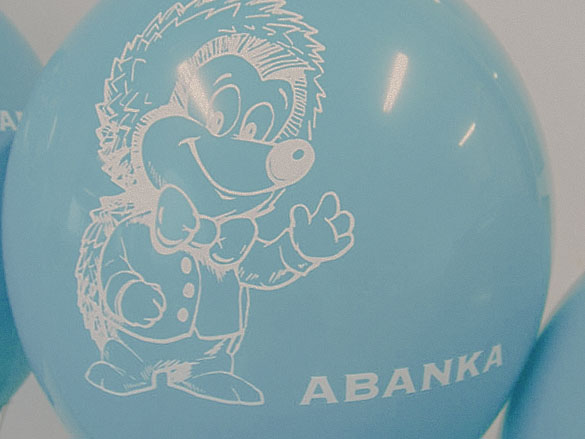 Enobarvni tisk ABANKA na modrem balonu