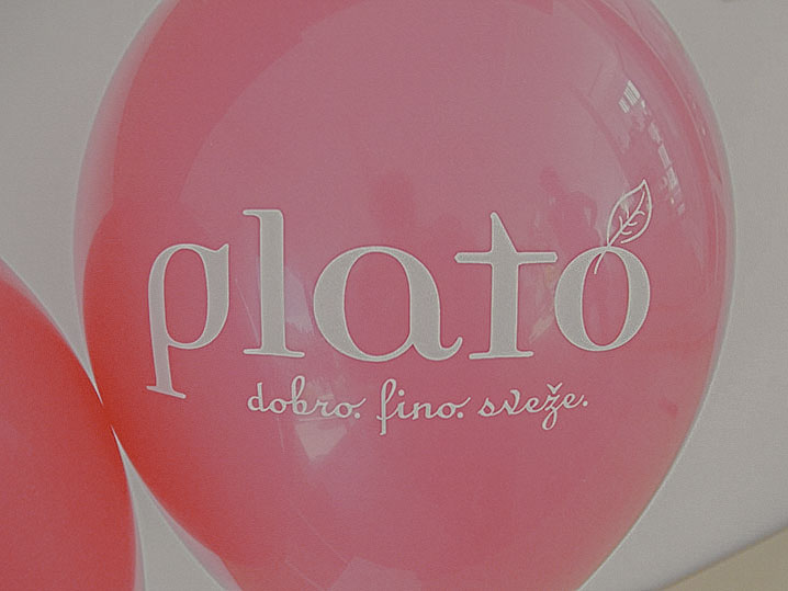 Bel enobarvni tisk Plato na rožnatem balonu