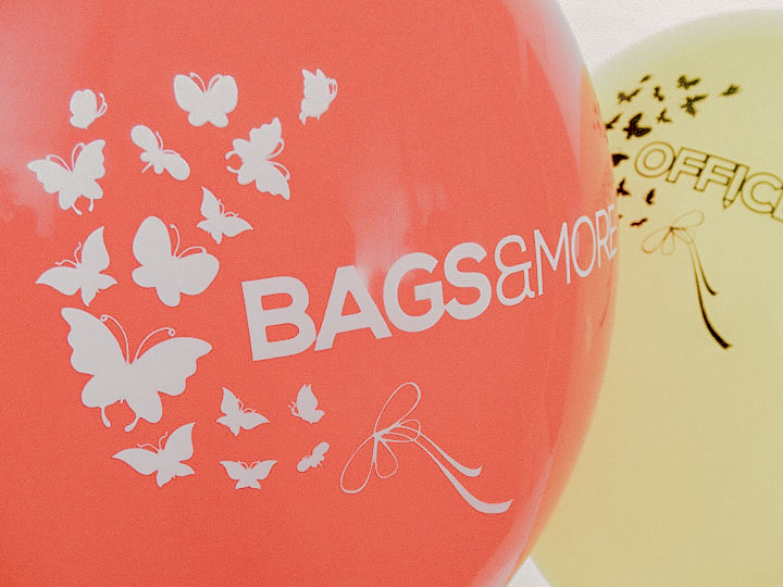 Enobarvni tisk Bags and More na rdečem balonu