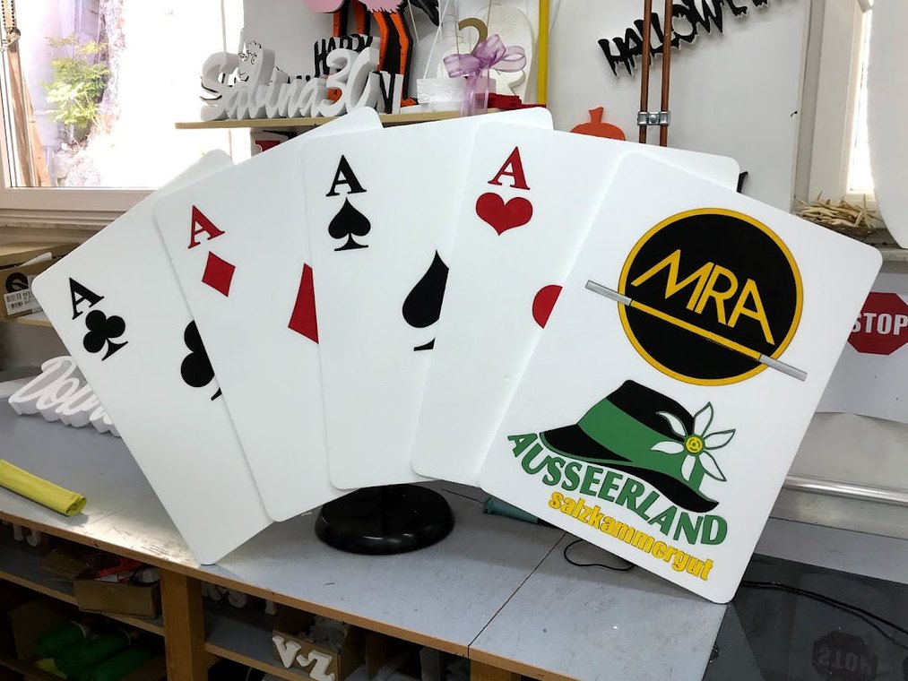 Velike igralne karte iz stiroporja z logotipom