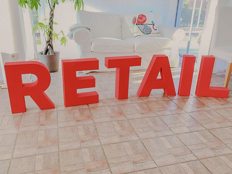 Velike rdeče prostostoječe črke RETAIL