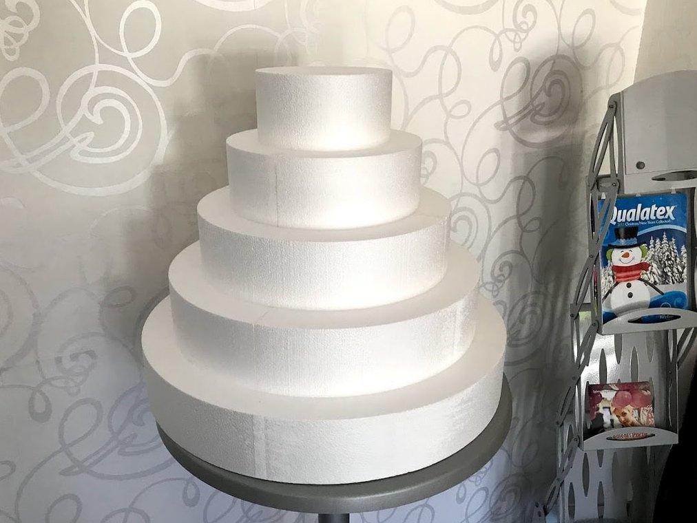 Večnadstropna torta iz stiroporja