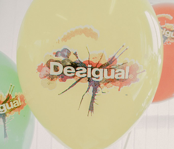 Večbarvni tisk Desigual na rumenem balonu