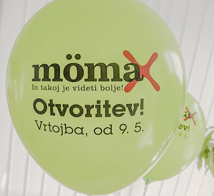 Dvobarvni tisk mömax na zelenem balonu