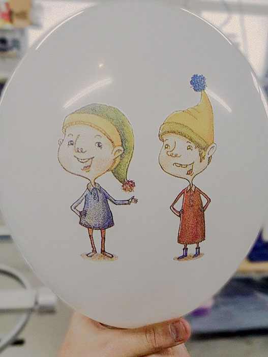 Večbarvna ilustracija palčkov na balonu